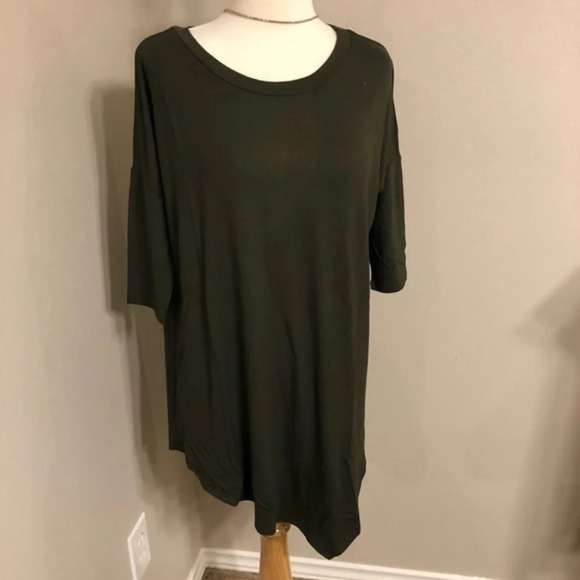 Boutique NWT Olive viscose top with uneven hem - Picture 2 of 2